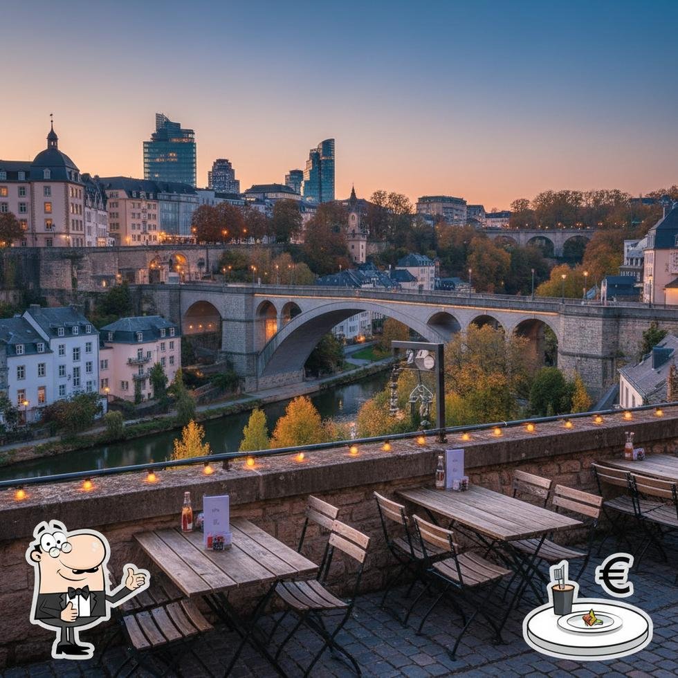 Lüksemburg'da bir kafede dışarıda öğle yemeği yiyen insanlar