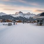 Avusturya Alpleri’nde kayak yapan insanlar ve karlarla kaplı pistler