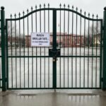 Kapalı okul kapısı ve tatil ilanı