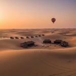 Dubai Çöl Safari turunda kızıl kumların üzerinde 4x4 araçla sürüş