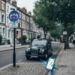 Londra sokaklarında park eden araçlar ve park işaretleri