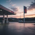 Benzin istasyonunda değişen akaryakıt fiyatlarını gösteren tabela.