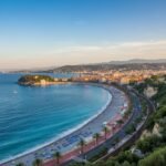 Nice sahilinde plaj ve şehir panoraması