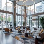 Modern otel lobisinde etkileşimde bulunan insanlar