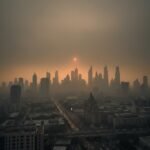 Dumanla kaplanmış bir şehir silüeti