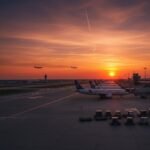 Gün batımında bir havaalanında uçaklar