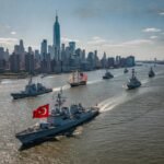 Hudson Nehri üzerinde deniz geçidinde Türk ve Amerikan gemileri