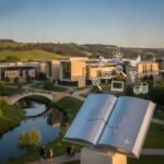 Charles Sturt Üniversitesi kampüs binası ve öğrenciler