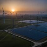 Rüzgar türbinleri ve güneş panelleri ile yenilenebilir enerji kaynakları