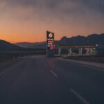 Akaryakıt istasyonu fiyat tabelası, fiyatlar 100 TL üzerinde.